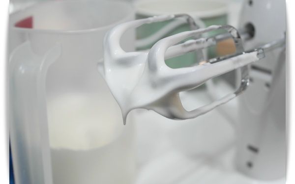 準備開始打蛋白霜囉!!!注意盆內或打蛋器上不要有任何水分或油脂會不易打發喔!!以打蛋器打發蛋白~砂糖分3次加入!!蛋白呈現蓬鬆挺立狀態~