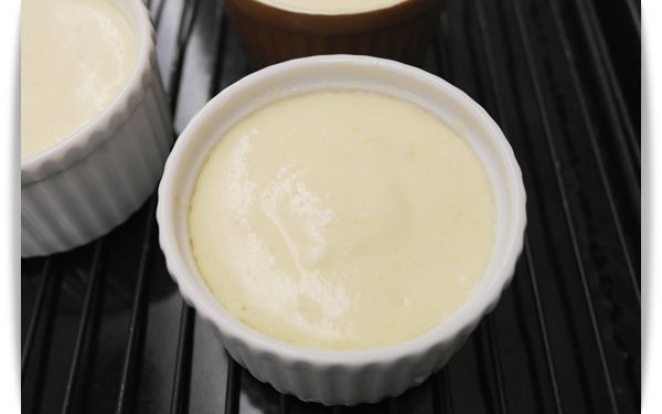 均勻的倒入烤杯中~約8分滿!!再用手沿著烤杯邊緣繞一圈~~