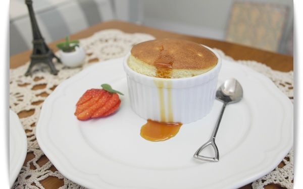 烤出來的卡士達舒芙蕾~~淋上焦糖醬!!!