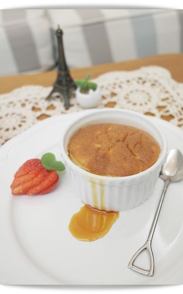 不用幾分鐘舒芙蕾就會慢慢消下去了~所以要趕在消氣之前趕快拍它澎澎的可愛模樣喔:)