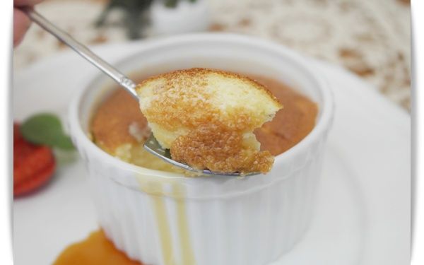 毫不猶豫的挖一口來吃!!!天呀~~這口感好輕飄飄呀!!卡士達內餡好軟嫩~~有著新鮮的蛋香氣還有光泉鮮乳濃醇的奶香味呢^^