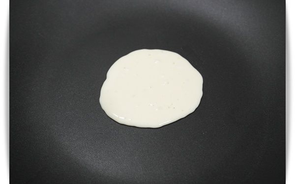 平底鍋用中小火加熱後倒入1大匙半的麵糊~~這份量大約可以煎10片左右喔!!