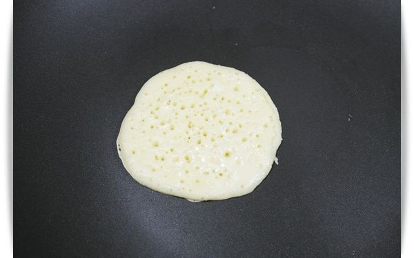麵糊表面會慢慢的冒出氣泡~~~