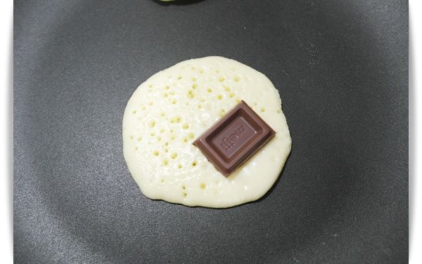 接著放上一小塊巧克力~~