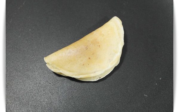 接著將鬆餅對折並且將邊邊壓一壓!!!鬆餅煎至兩面熟即可!!