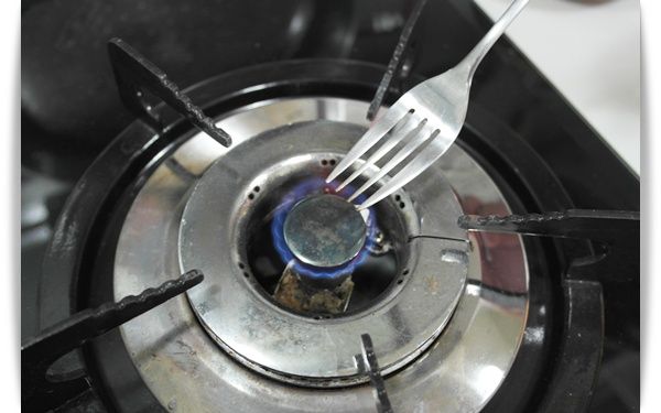 瓦斯爐開小火將叉子的前端加熱!!