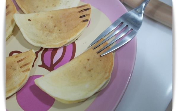 用叉子背面壓出小魚尾巴~~叉子的尖端壓出一小點眼睛^^