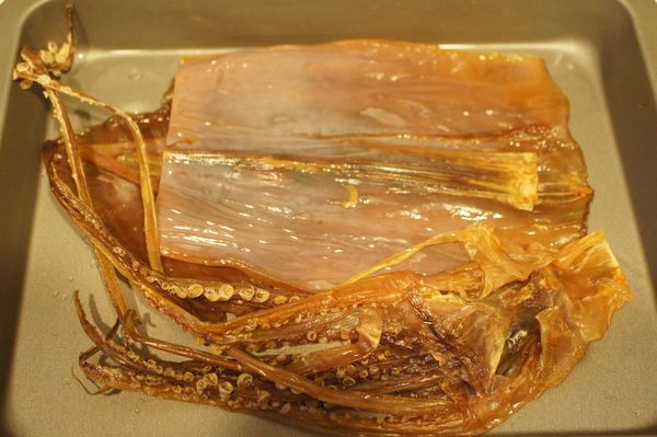 乾魷魚用鹽水泡發：溫開水500cc+1大匙鹽拌勻，乾魷魚浸泡2~3小時。乾香菇也泡軟備用