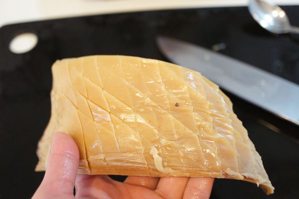 將泡軟的魷魚清洗乾淨後，在魷魚內側面以斜片刀劃出菱形花紋，再切段（懶得切花，直接將魷魚切小段即可）