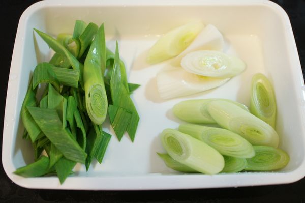 蒜苗斜切段，蒜白蒜綠分開