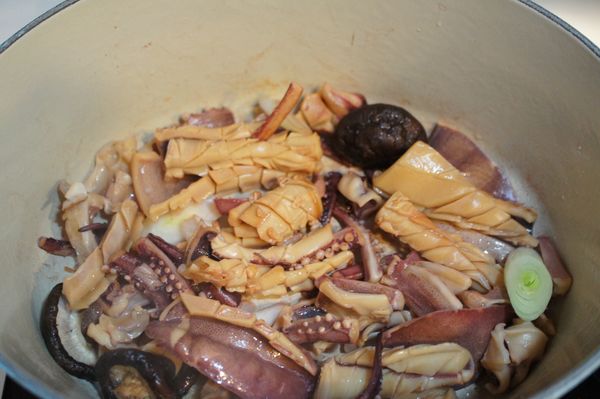 湯鍋加少許油，先爆香蒜白、魷魚、乾香菇後