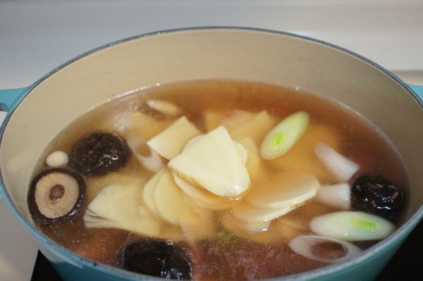 加入水、冬筍片，小火加蓋續煮20分鐘