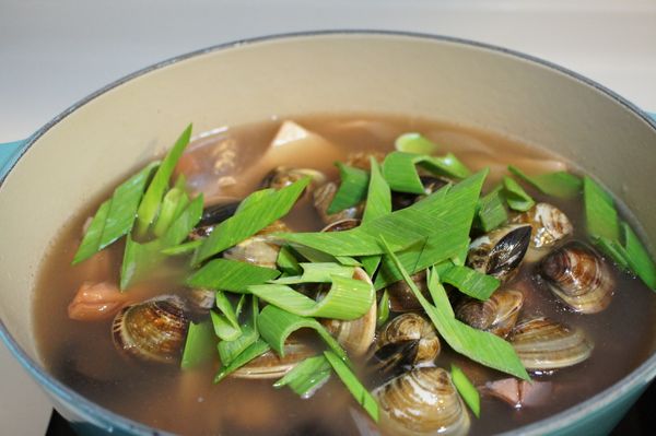 最後再加入蛤蠣、蒜綠、米酒，中火續煮5分鐘即可