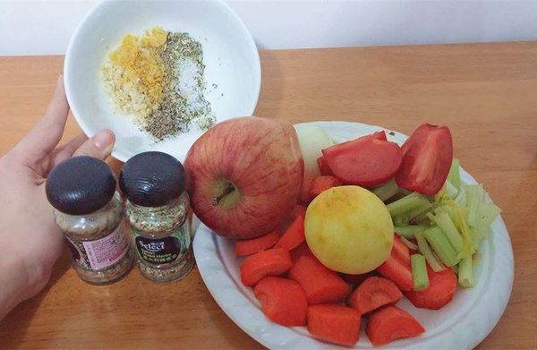 將所有材料洗淨蘋果、洋蔥、胡蘿蔔切塊