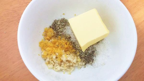 將所有醃料放進碗内,準備搞拌