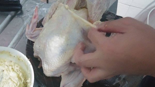 雞洗淨,抺乾水份,用手指將雞皮與雞分開,然後將醃料加到雞皮與雞的中間,使雞肉入味及保持嫩滑