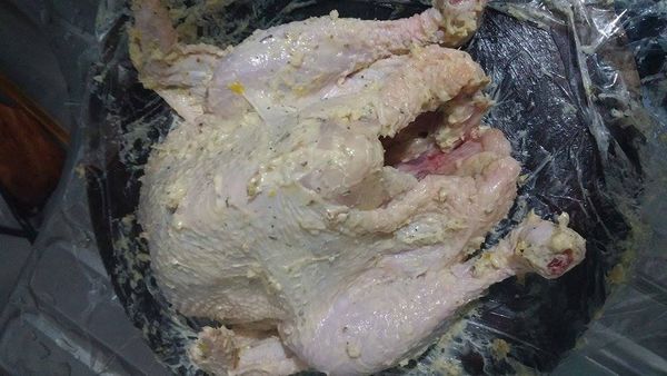 雞肚內放入適量鹽塗勻，使雞肉入味