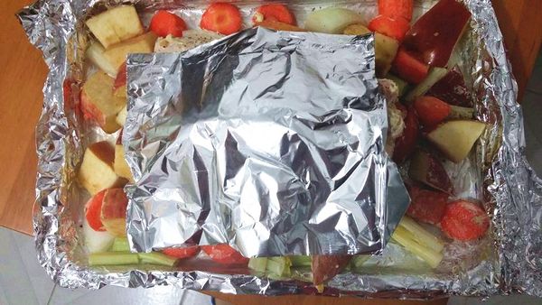 再將一部分蘋果、洋蔥、胡蘿蔔鋪滿於雞下方
火雞胸向上放於烤盤內,蓋上鍚紙後放入預熱的焗爐內，用攝氏170度焗1.5小時