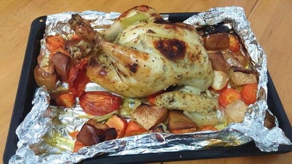 期間滲出的雞汁及蔬菜汁淋回雞皮上，每隔15分鐘重覆一次，待雞肉熟透，即可食用。