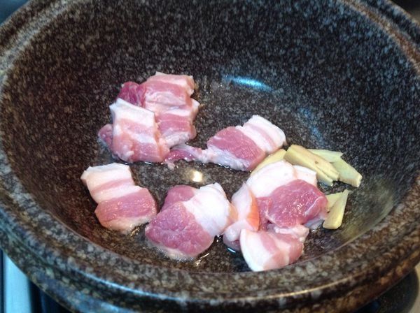 爆香薑，五花肉煎赤赤