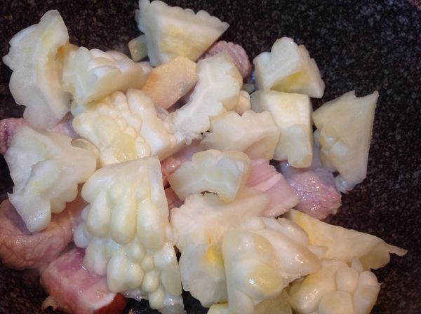 苦瓜炒至透明（煮好變軟、Q，而且比較不苦）