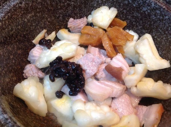 加入蔭鼔醬、鹹鳯梨、糖、水