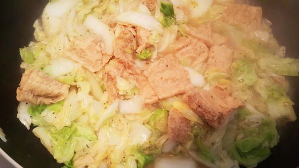 起油鍋蒜末爆香放入切好的白菜翻炒一下放下豆皮
蓋上鍋蓋至食材變軟出水~加上調味料拌勻完成(快速方便又簡單吧^^