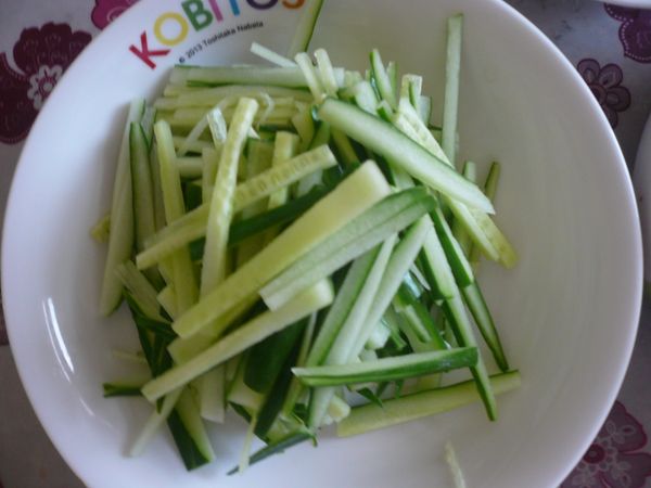 將小黃瓜洗淨切絲備用。