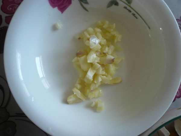 將蒜頭去膜後切成末備用。