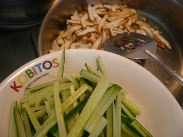 放入小黃瓜絲拌炒，灑些白胡椒粉和鹽巴調味即可。(小黃瓜易熟，所以小黃瓜絲下鍋後不要炒太久，才能讓小黃瓜保持脆口。)