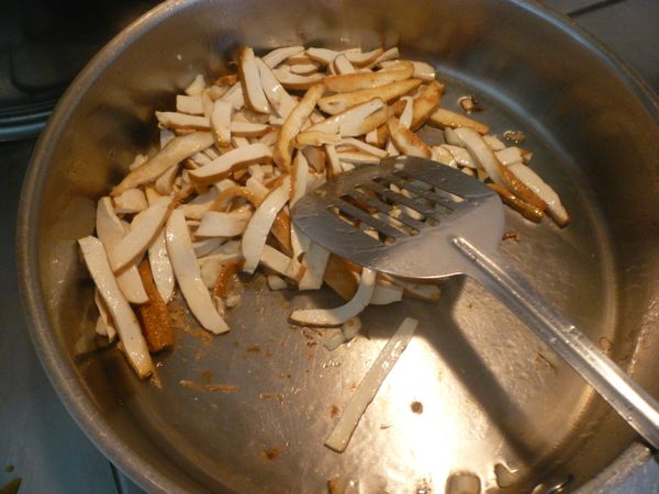 熱鍋，放入1匙橄欖油，放入豆干絲拌炒到豆干絲稍有金黃色。