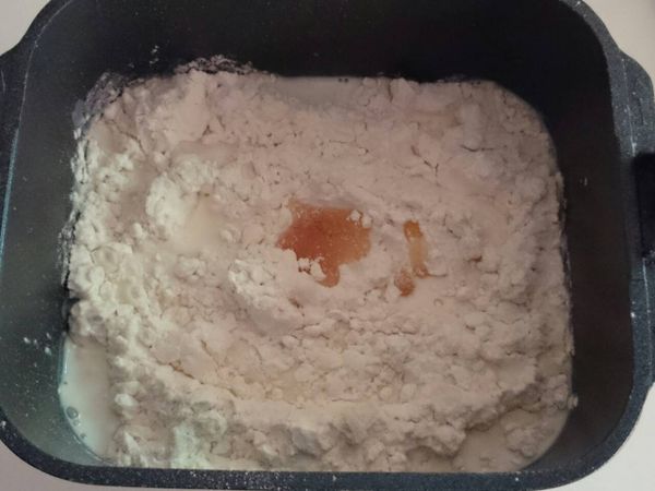 麵包機容器內裝好做麵包的葉片，將材料(奶油除外)放入，酵母粉投入專用糟，選擇製作麵包麵糰的選項。 約十分鐘攪拌成團後，再放入奶油一起攪拌。 亦可使用單純的攪拌麵團功能，共攪拌20分鐘，酵母粉在攪拌5分鐘後放入；奶油在攪拌10分鐘後放入。攪拌完成後，麵團就留在容器內發酵至二倍大。