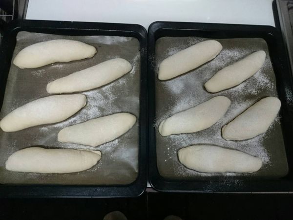 麵團發酵完畢取出，用篩網在表面均勻灑一點高筋麵粉，送進已預熱１８０度C的烤箱，烤５分鐘，再降至１６０度C烤１０分鐘即完成。