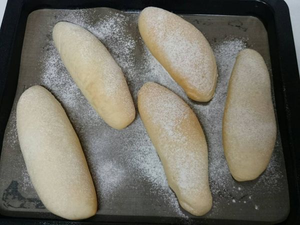 鏘鏘！！香噴噴的麵包出爐啦~將麵包移至鐵網架上放涼。