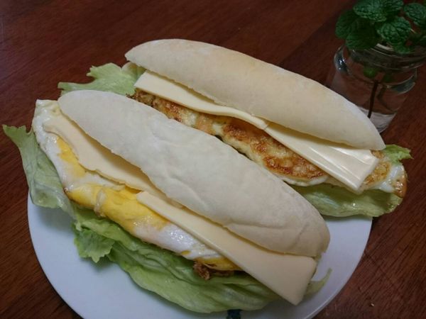 麵包完全冷卻後，由側面切開但不切斷，(鹹口味)夾入生菜，玉米，鮪魚，蛋和起司，就是美味的一餐！
(甜口味)塗抹果醬，巧克醬或奶油也很讚哦！