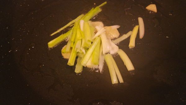熱鍋，放油爆香薑片，蒜苗頭炒香