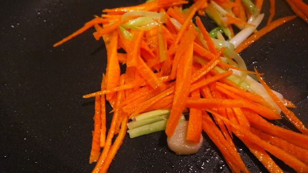 再加入紅蘿蔔絲加鹽炒香