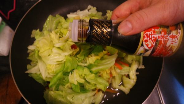 最後加入高麗菜、蝦皮一起快炒，加入穀盛壽喜燒和適量的水一起燜煮2-3分鐘，直至高麗菜小軟（家有老人也可以煮時間久一點）