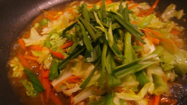 加入蒜苗綠色部分翻炒一下下即可。