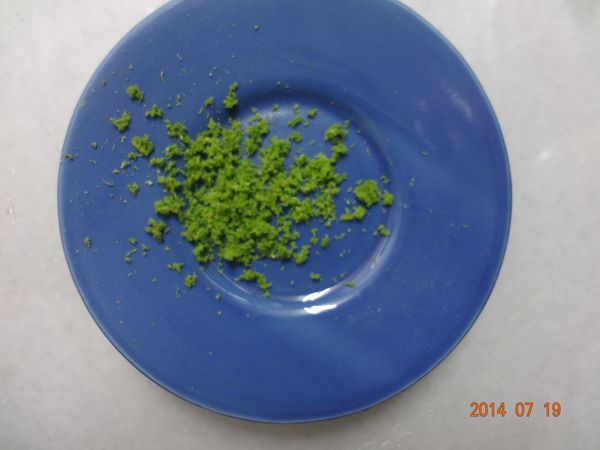 ［蘋果饀製作］
1.檸檬洗淨用磨泥器將整顆檸檬皮削成皮屑備用