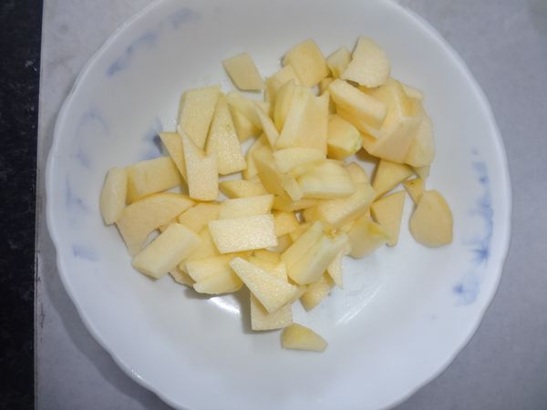 2.	蘋果洗淨全部削皮去核切成小薄片