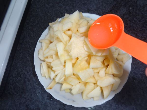 3.	淋上檸檬汁以防蘋果變黑，同時增加口感