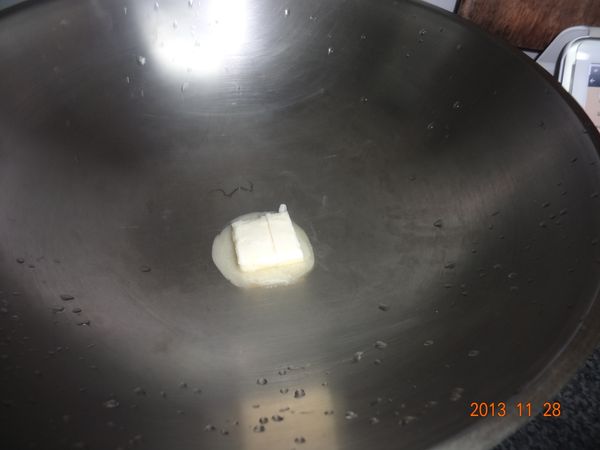 4.	炒鍋放入奶油融化