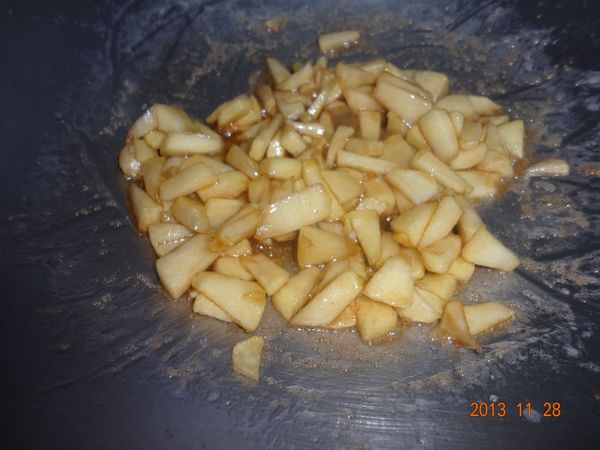 5.	依序加入蘋果片、砂糖、肉桂粉和水翻炒用中小火悶煮3分鐘，蘋果會慢慢出水