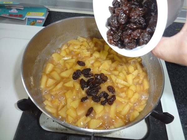 6.	待蘋果塊變軟時放入酸奶、檸檬汁、葡萄乾和皮屑翻炒一下