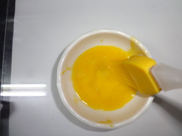 [酥條組合]
1.	蛋黃打散備用