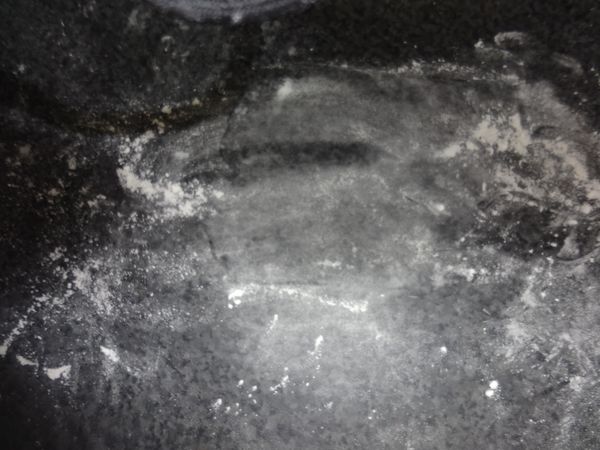 2.	取出冷藏的千層派皮在工作枱上及派皮表面撒上少許手粉（冷凍需回溫1小時）