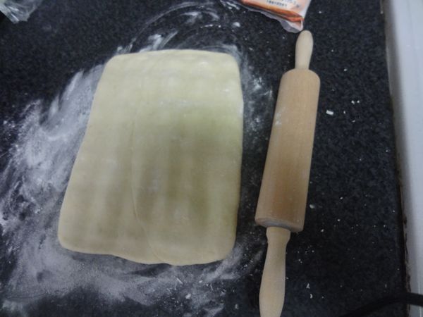 3.	先慢慢擀成一長條約15*30cm取一半的派皮
(若奶油有融化的情況則馬上放冰箱)
