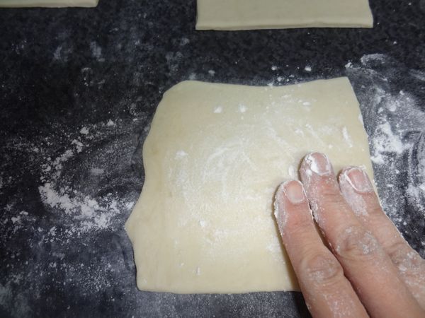 6.	再用擀麵捍稍稍整形成13*13cm之正方形
(形不方正沒關係粘時拉一拉就好了)