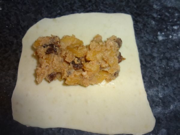 7.	把蘋果饀料平放在擀好派皮的一邊，留0.5的邊做為粘合用